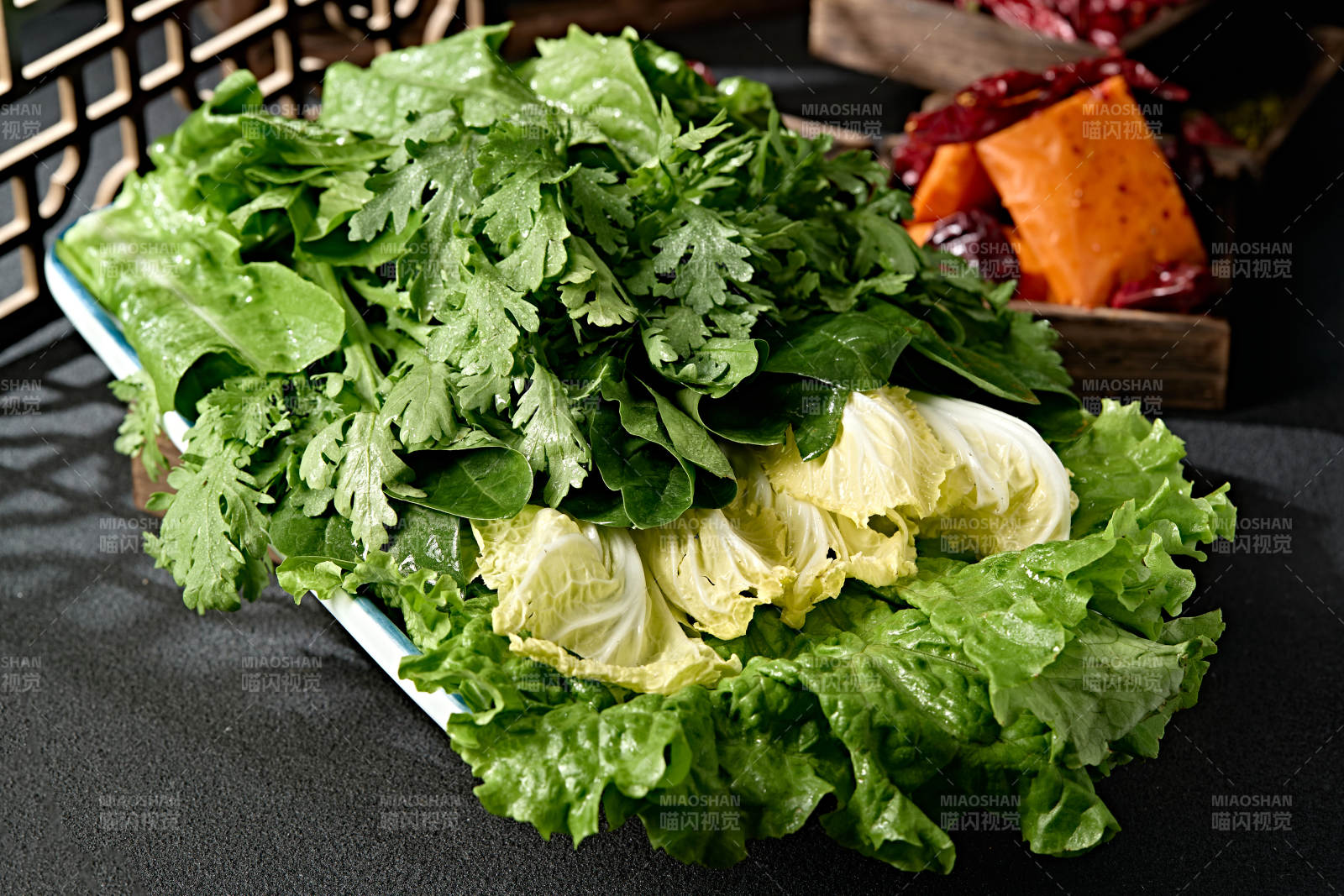 新鲜的火锅食材蔬菜拼盘图片