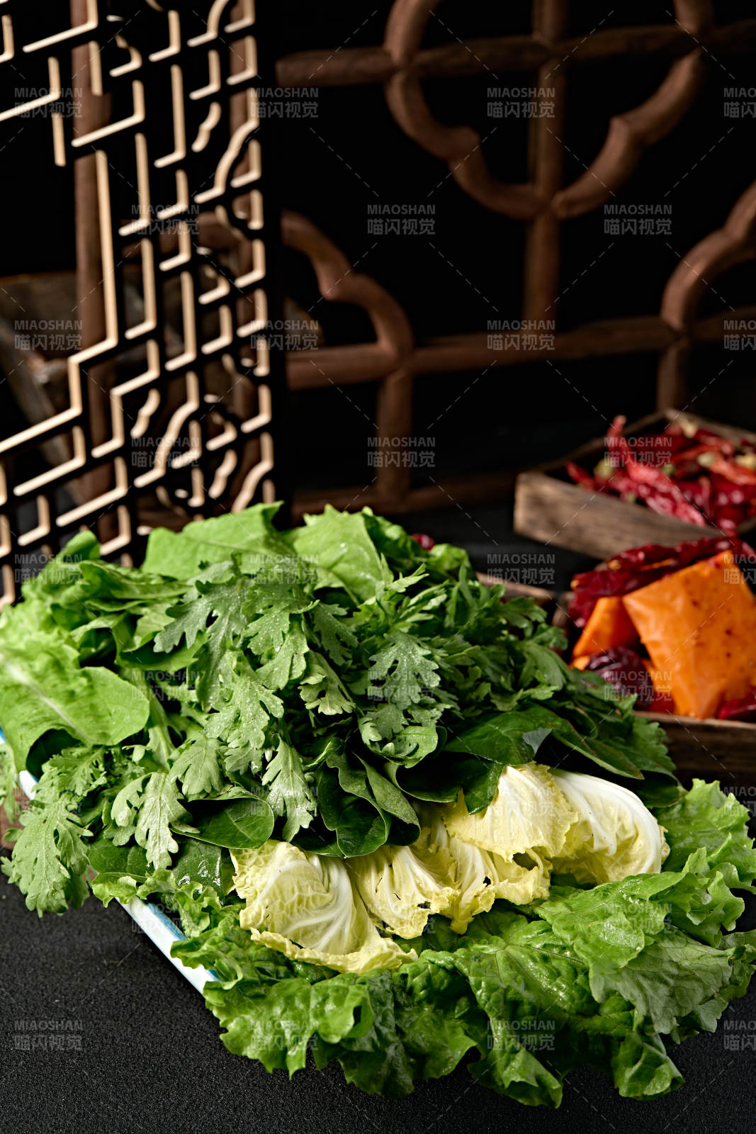 新鲜的火锅食材蔬菜拼盘图片