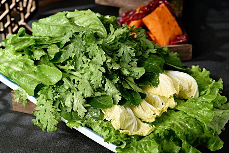 新鲜的火锅食材蔬菜拼盘图片