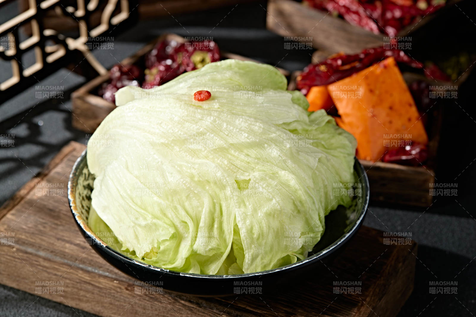 一盘新鲜的圆生菜图片