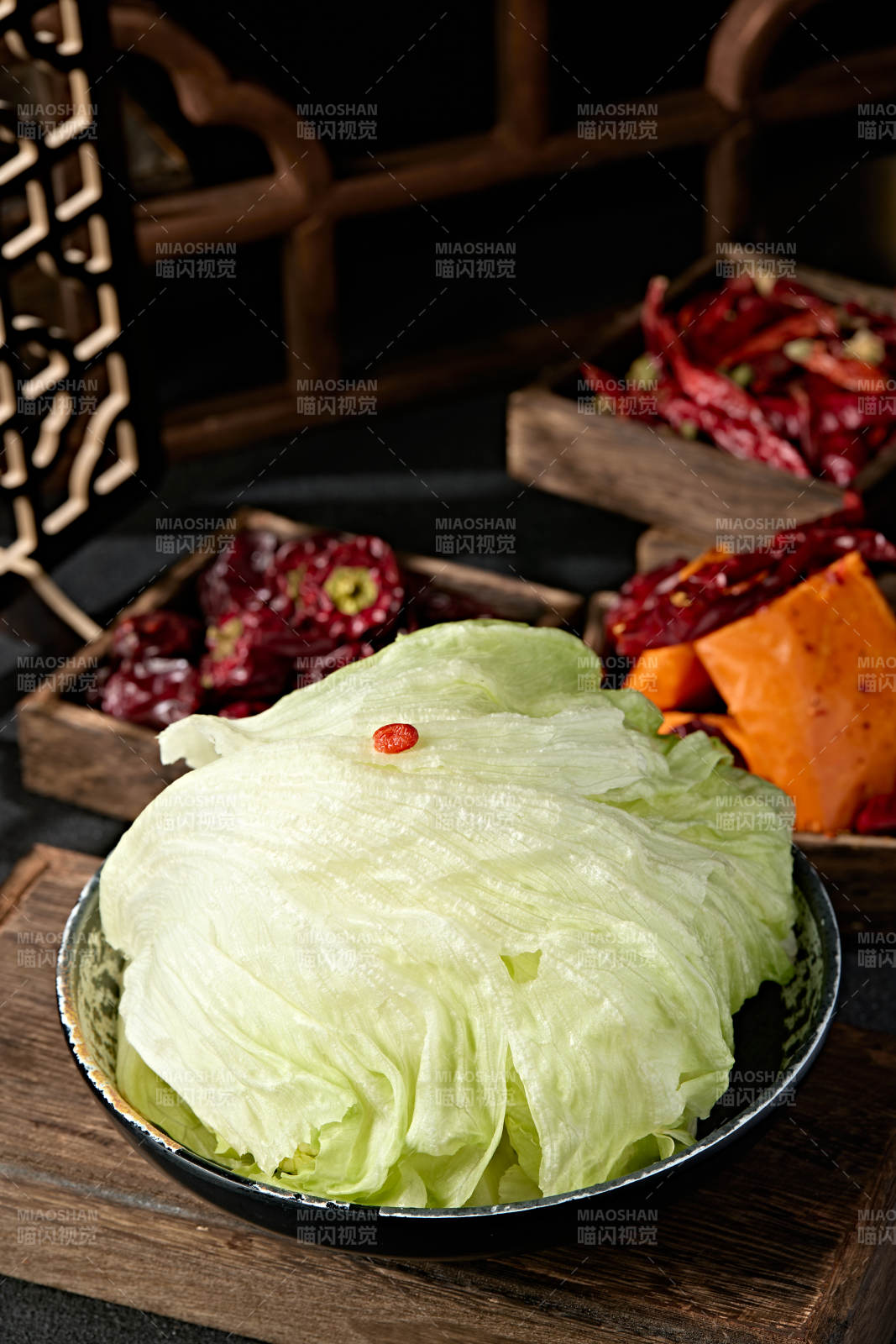 一盘新鲜的圆生菜图片