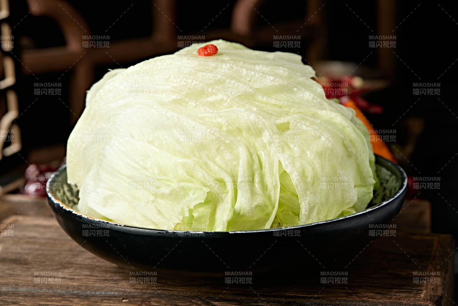 一盘新鲜的圆生菜图片