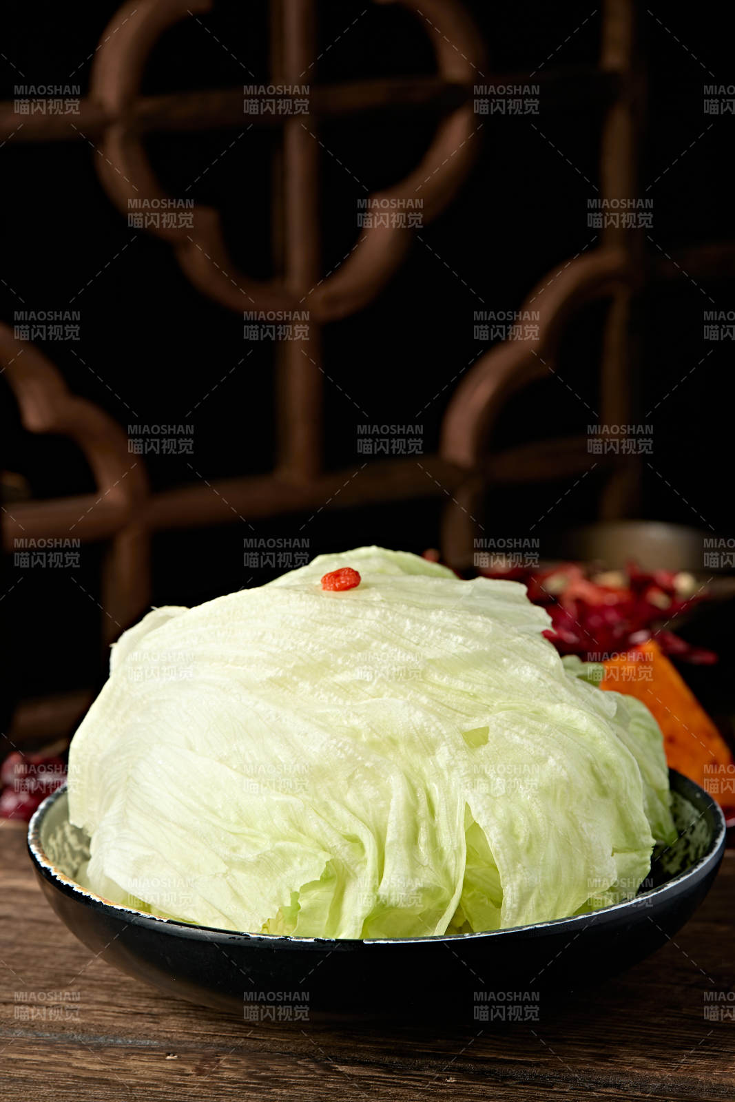 一盘新鲜的圆生菜图片