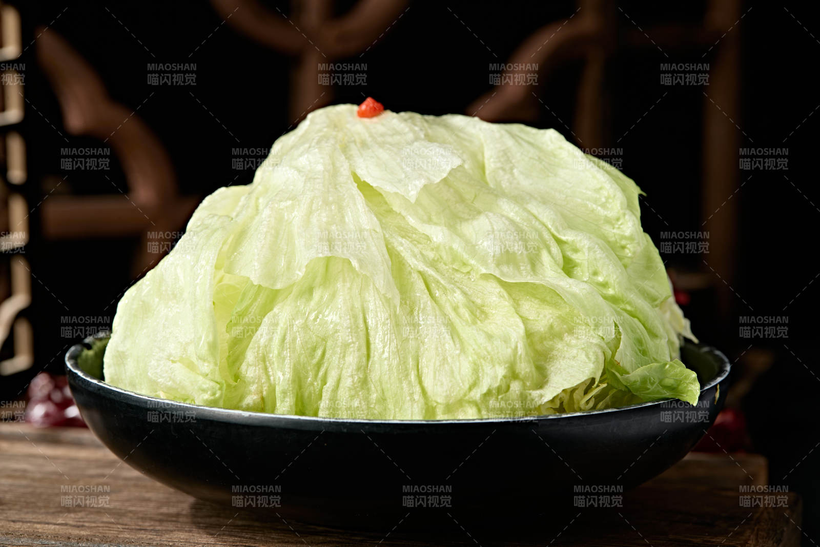 一盘新鲜的圆生菜图片