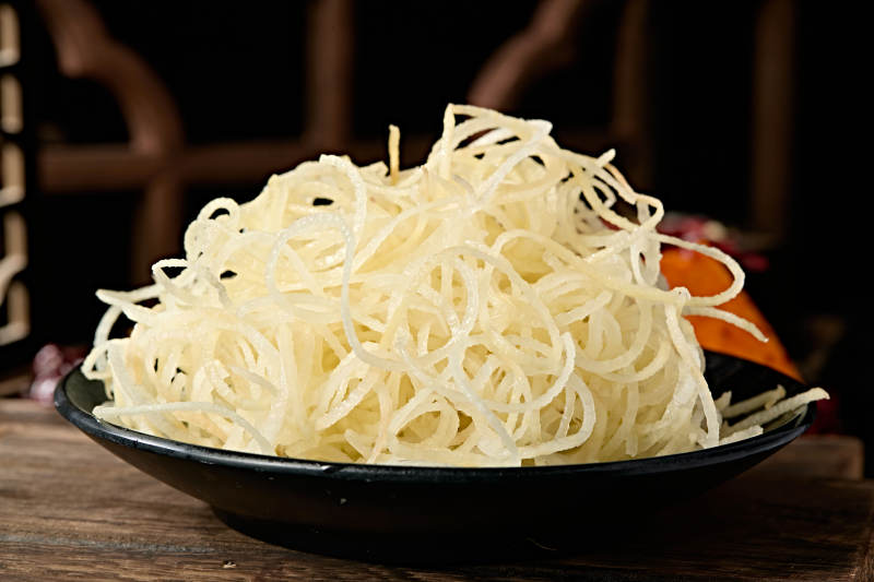 一盘新鲜生土豆丝图片