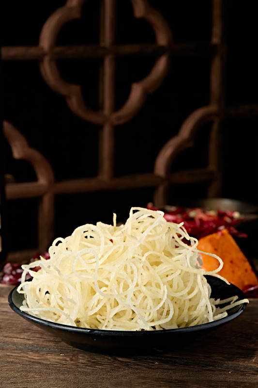 一盘新鲜生土豆丝图片