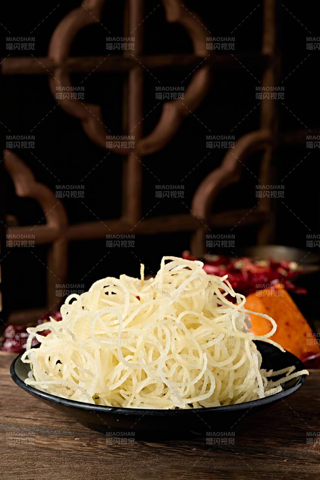 一盘新鲜生土豆丝图片