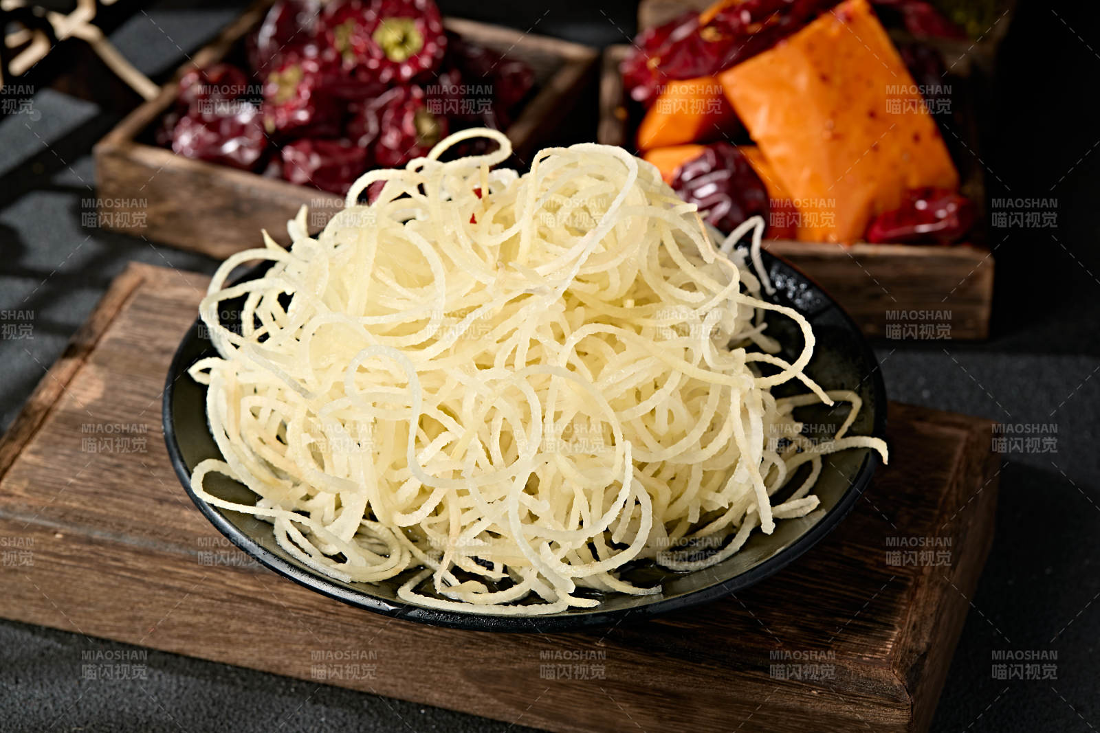 一盘新鲜生土豆丝图片