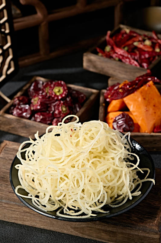 一盘新鲜生土豆丝图片