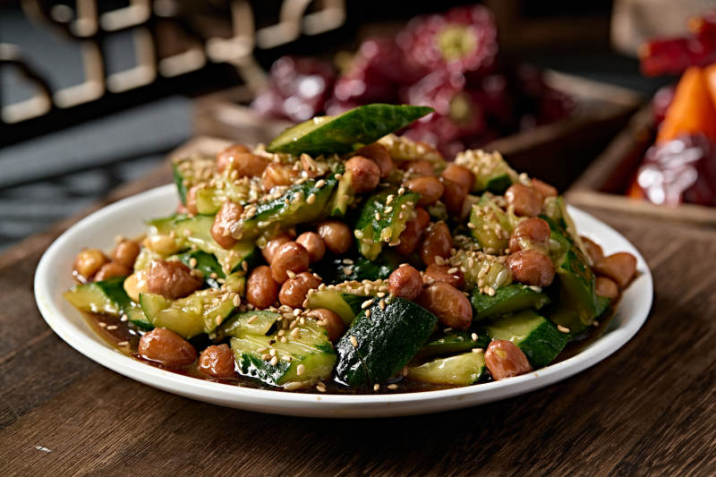 老醋花生拌拍黄瓜白芝麻图片