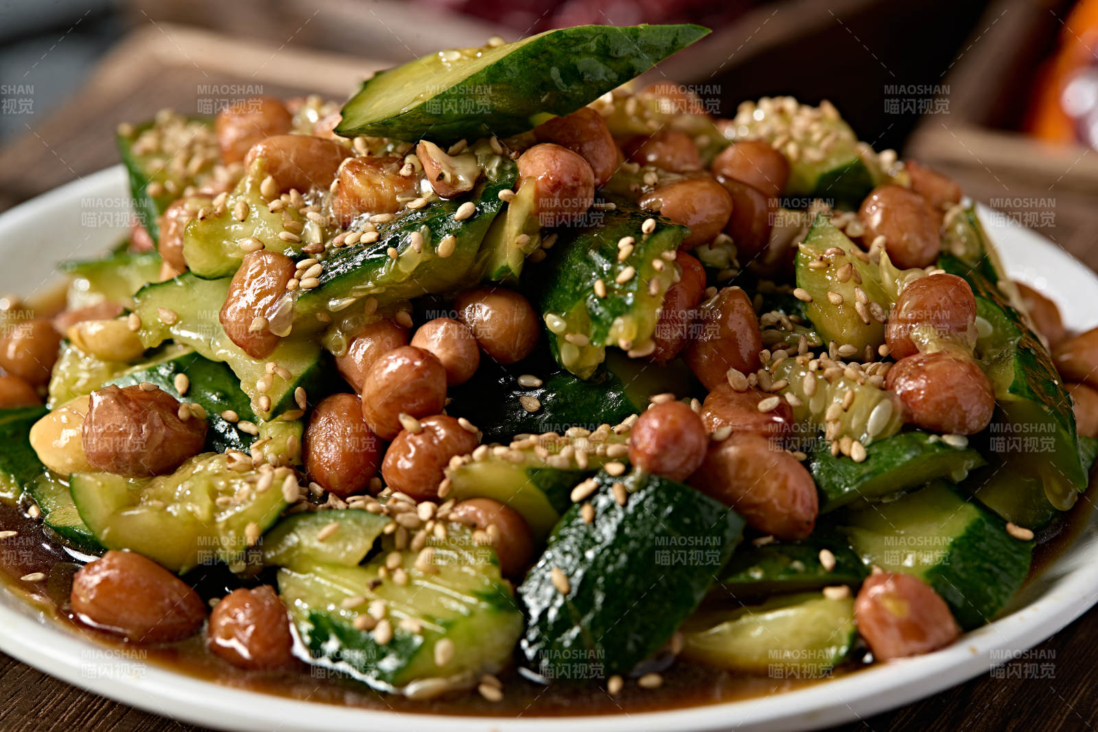 老醋花生拌拍黄瓜白芝麻图片