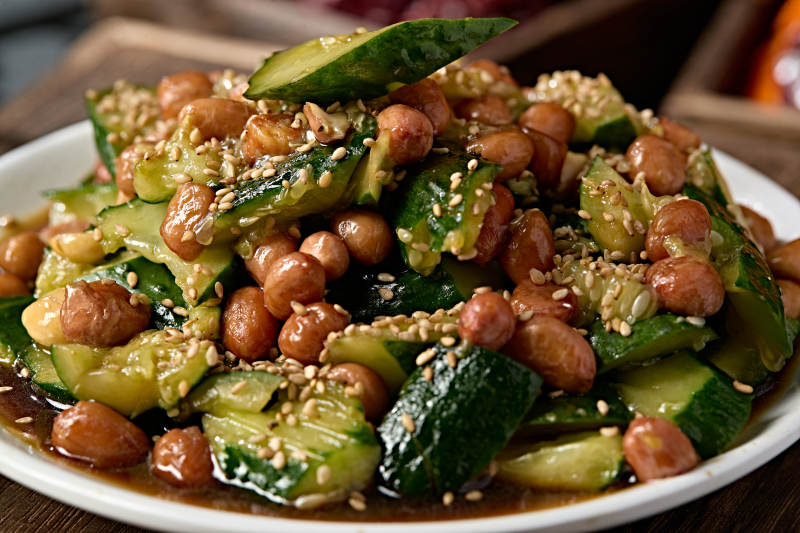 老醋花生拌拍黄瓜白芝麻图片