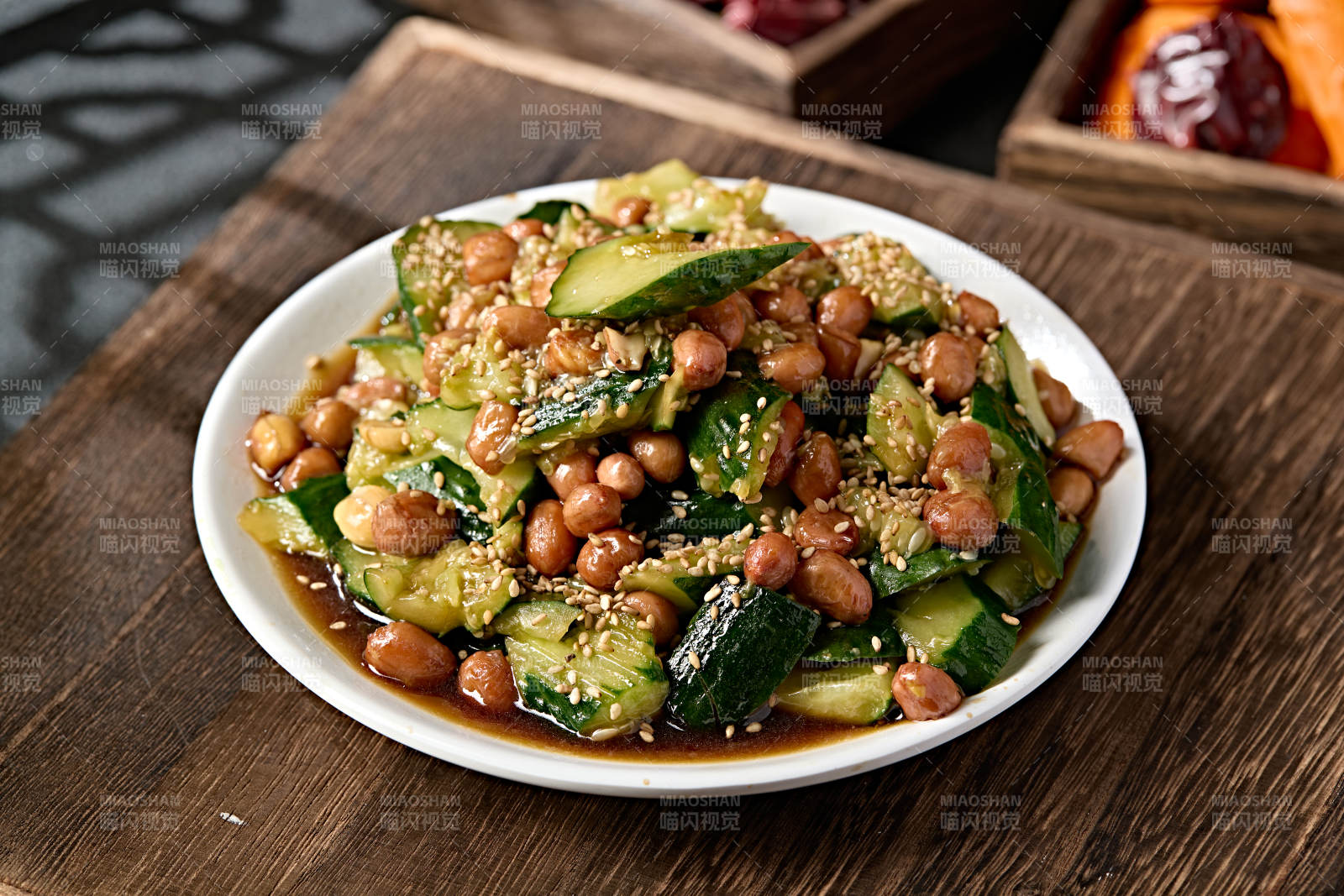 老醋花生拌拍黄瓜白芝麻图片