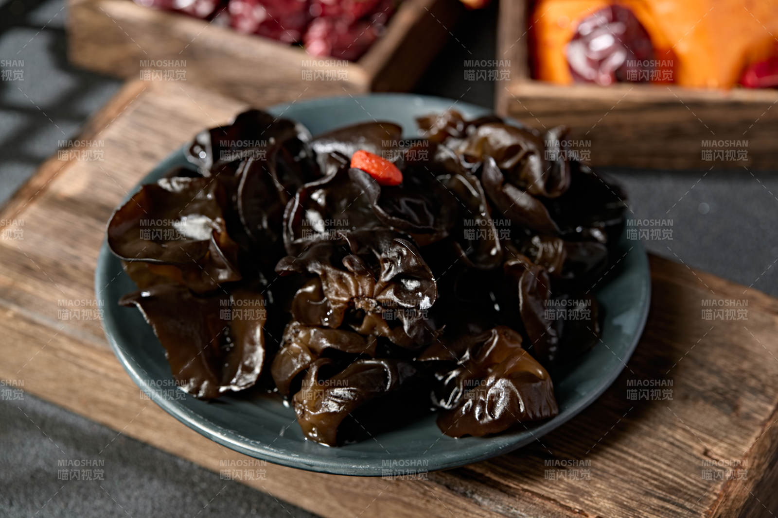 一盘新鲜黑木耳图片