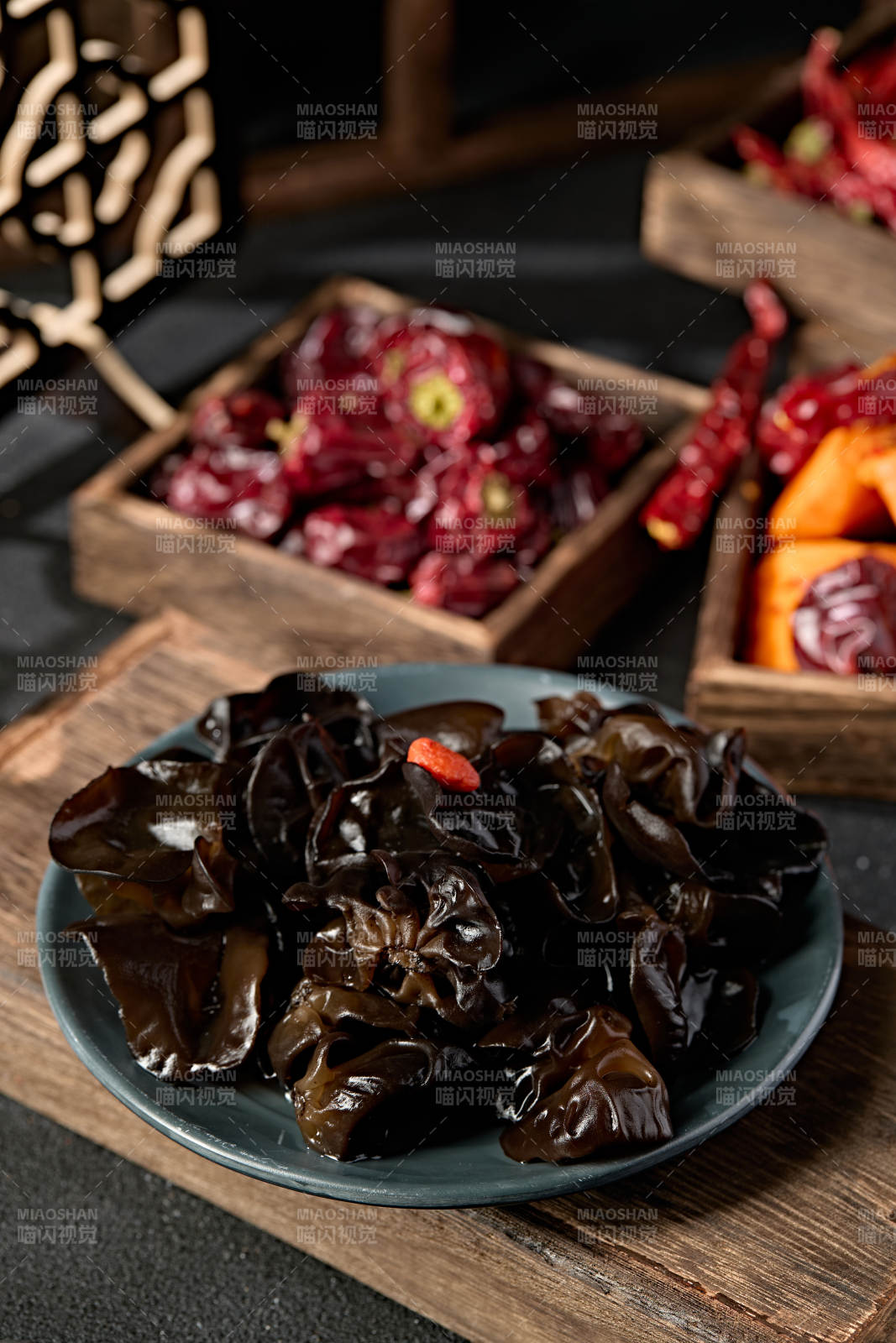 一盘新鲜黑木耳图片