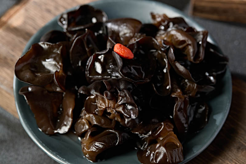 一盘新鲜黑木耳图片