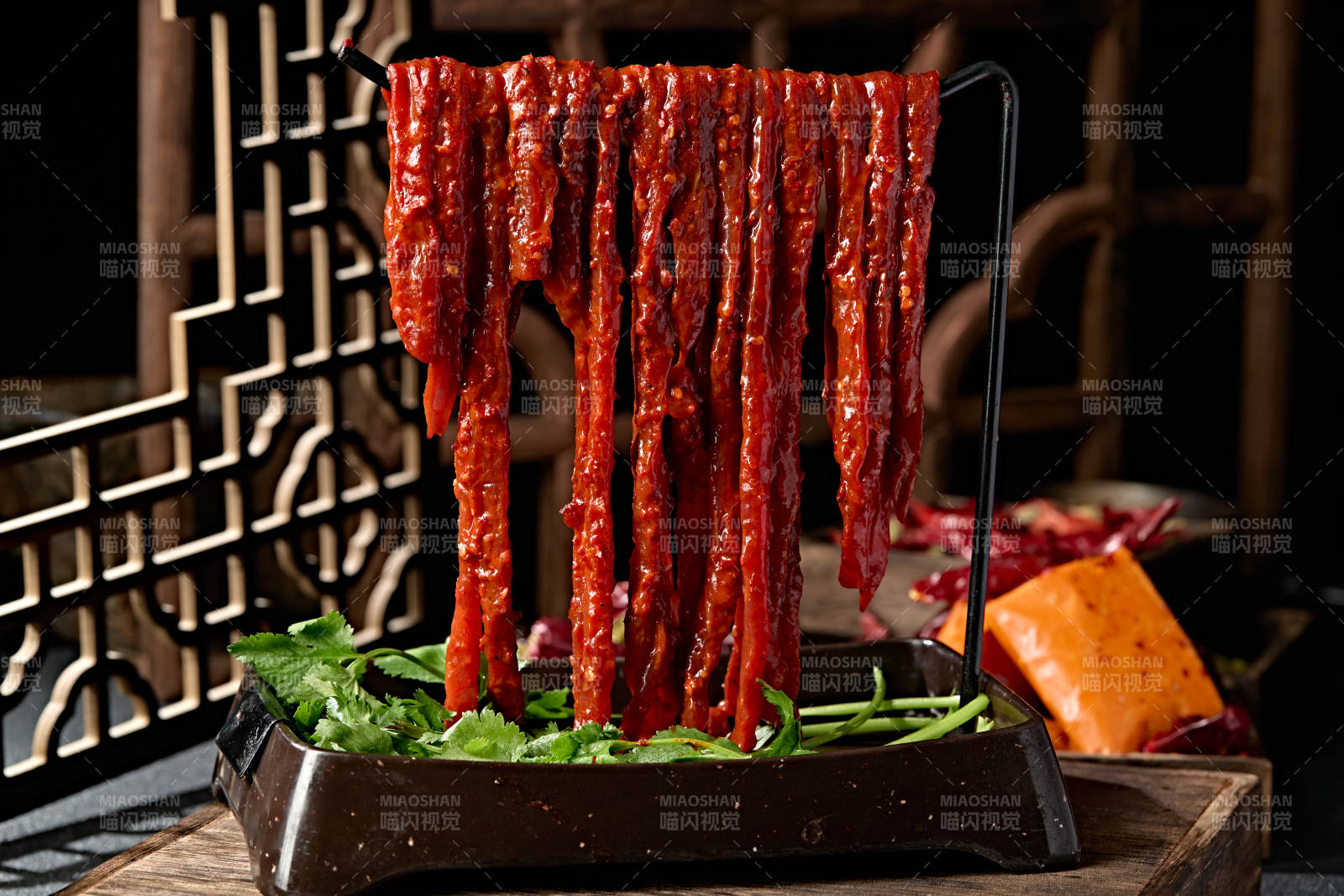 重庆火锅食材晾干麻辣筷子牛肉图片