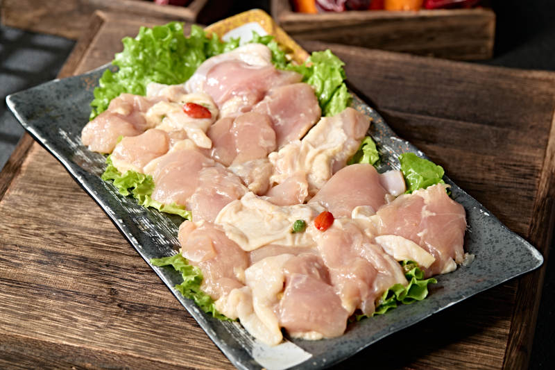 火锅涮品食材鲜切鸡腿肉图片