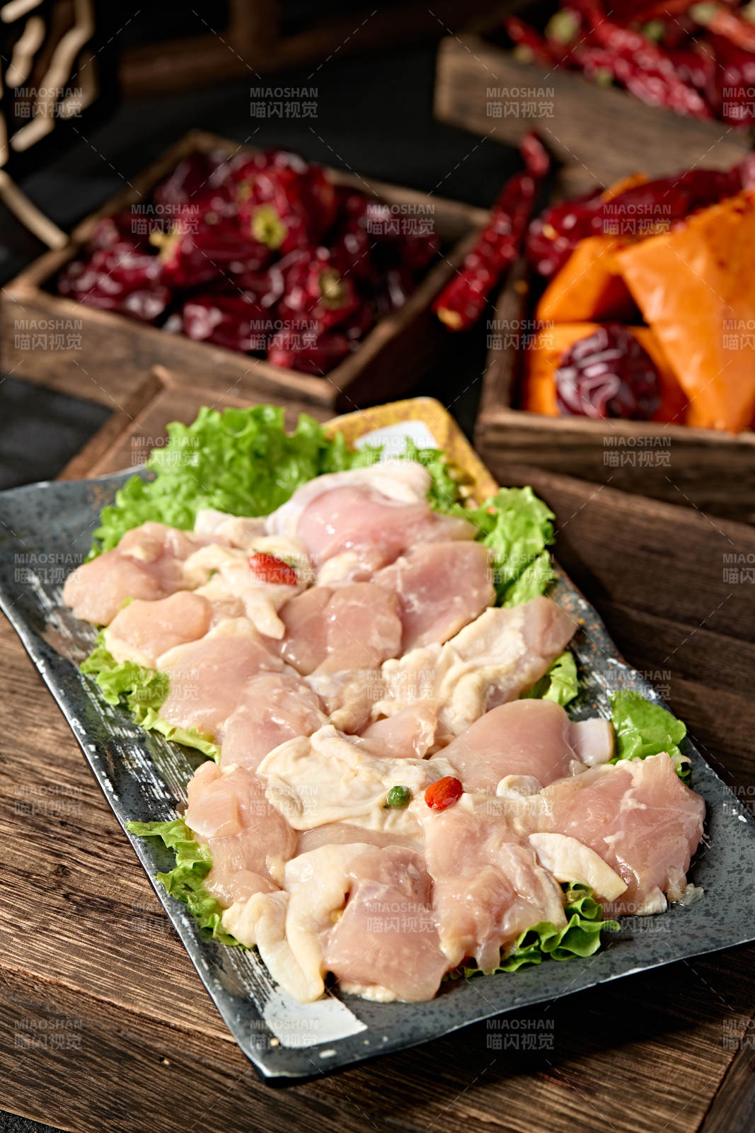 火锅涮品食材鲜切鸡腿肉图片