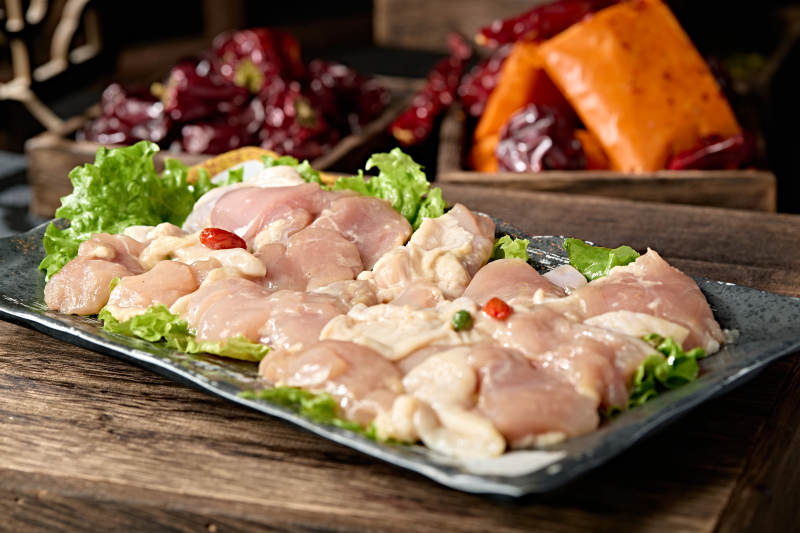火锅涮品食材鲜切鸡腿肉图片