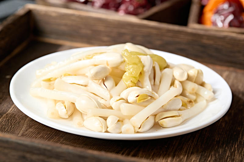 腌渍泡椒花生芽图片