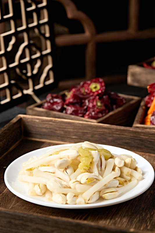 腌渍泡椒花生芽图片