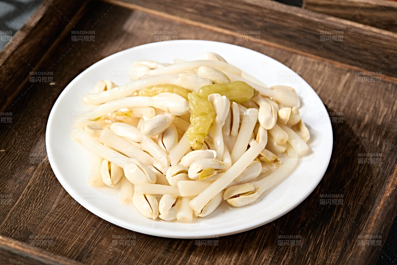 腌渍泡椒花生芽图片