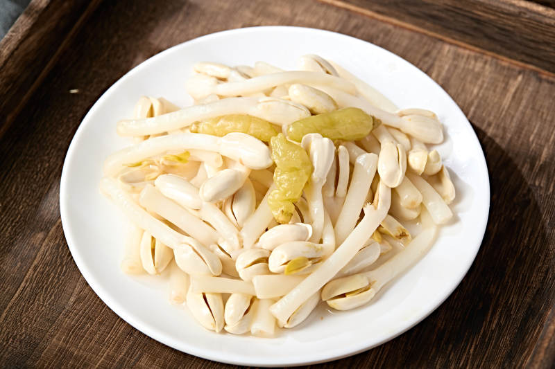 腌渍泡椒花生芽图片