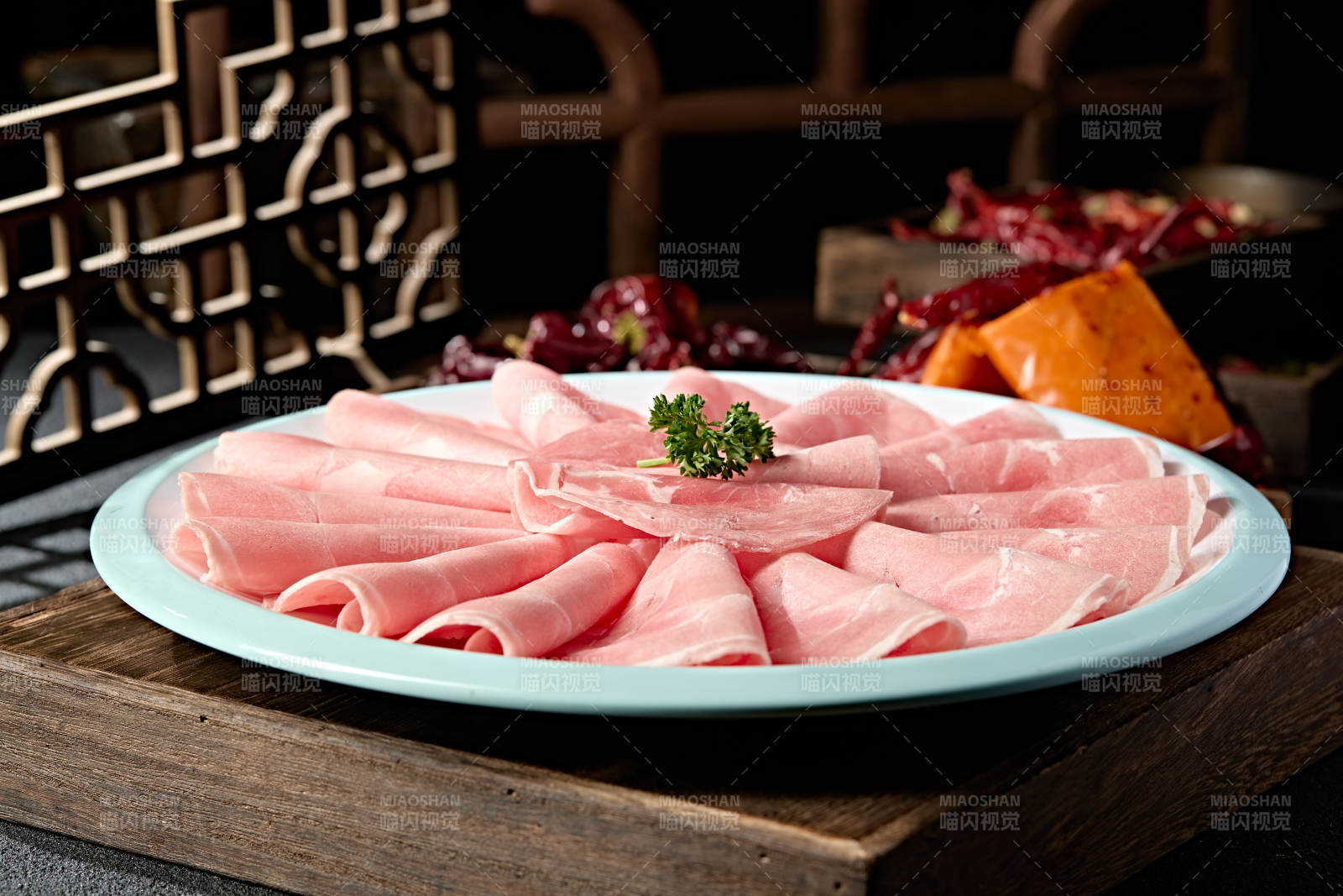 草原羔羊肉卷切片图片