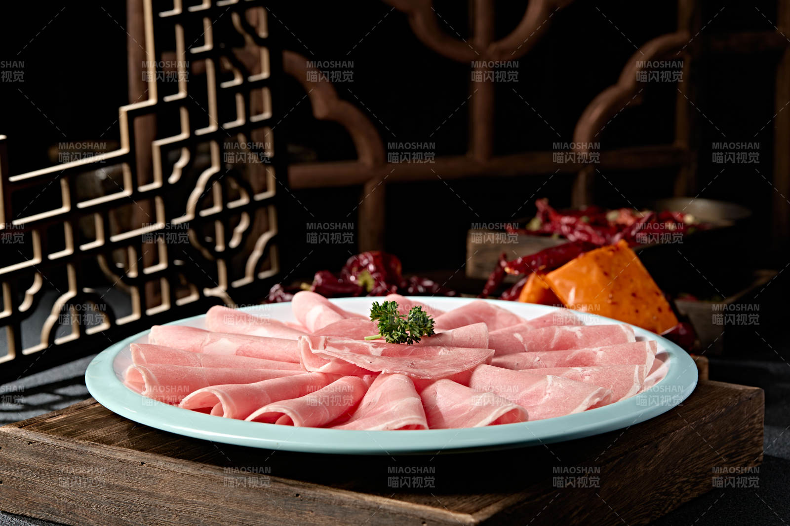 草原羔羊肉卷切片图片