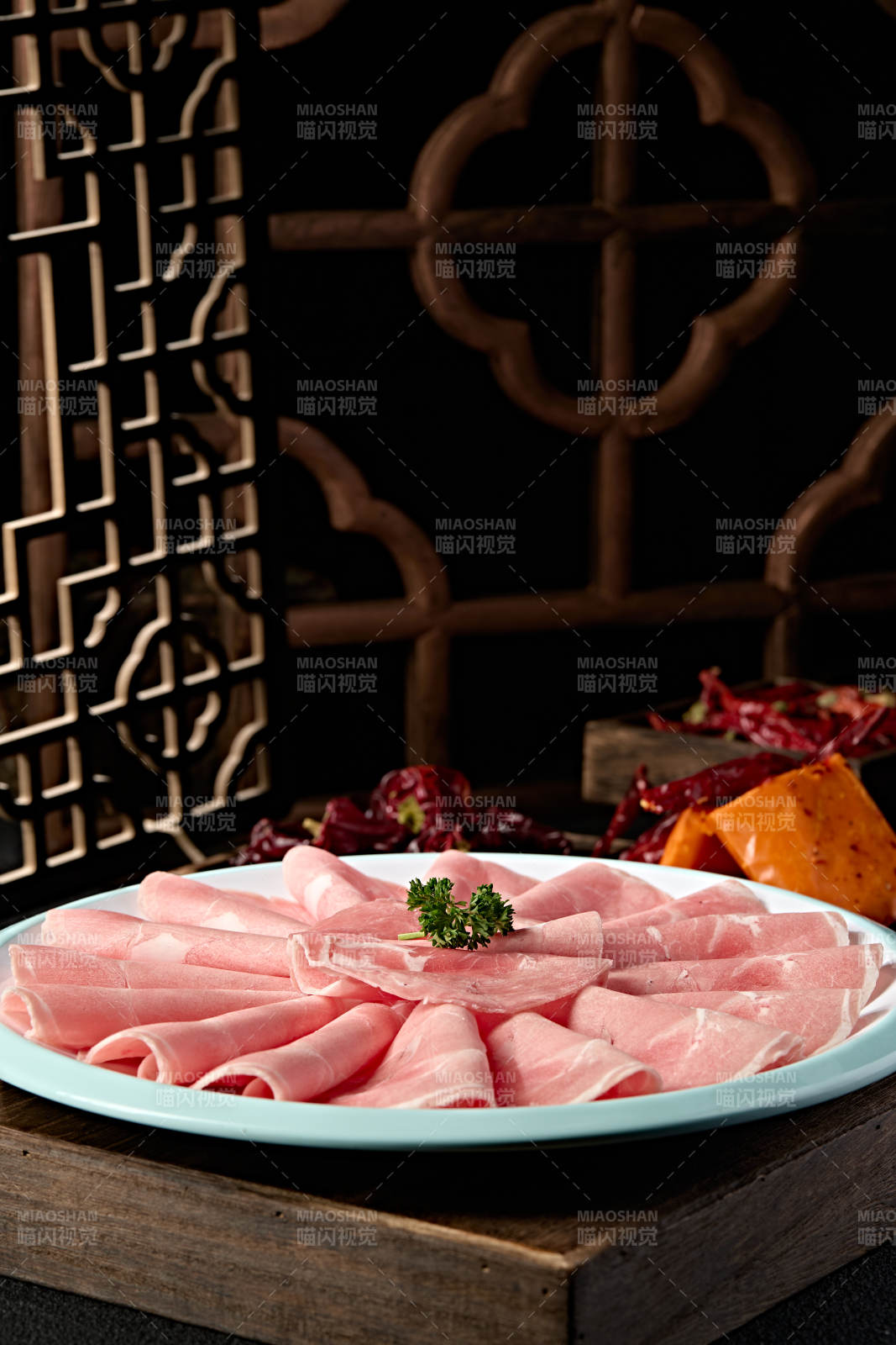 草原羔羊肉卷切片图片