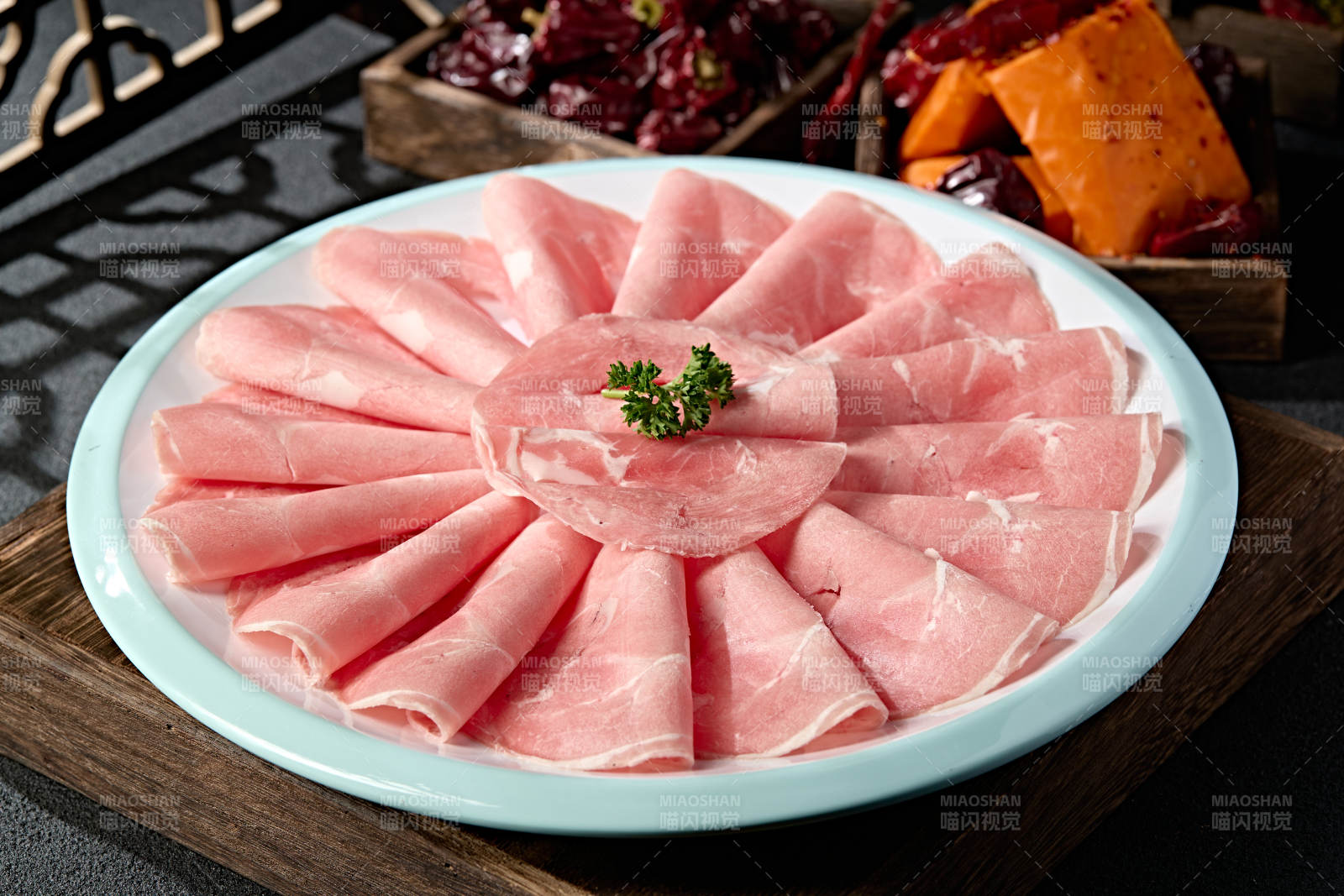 草原羔羊肉卷切片图片