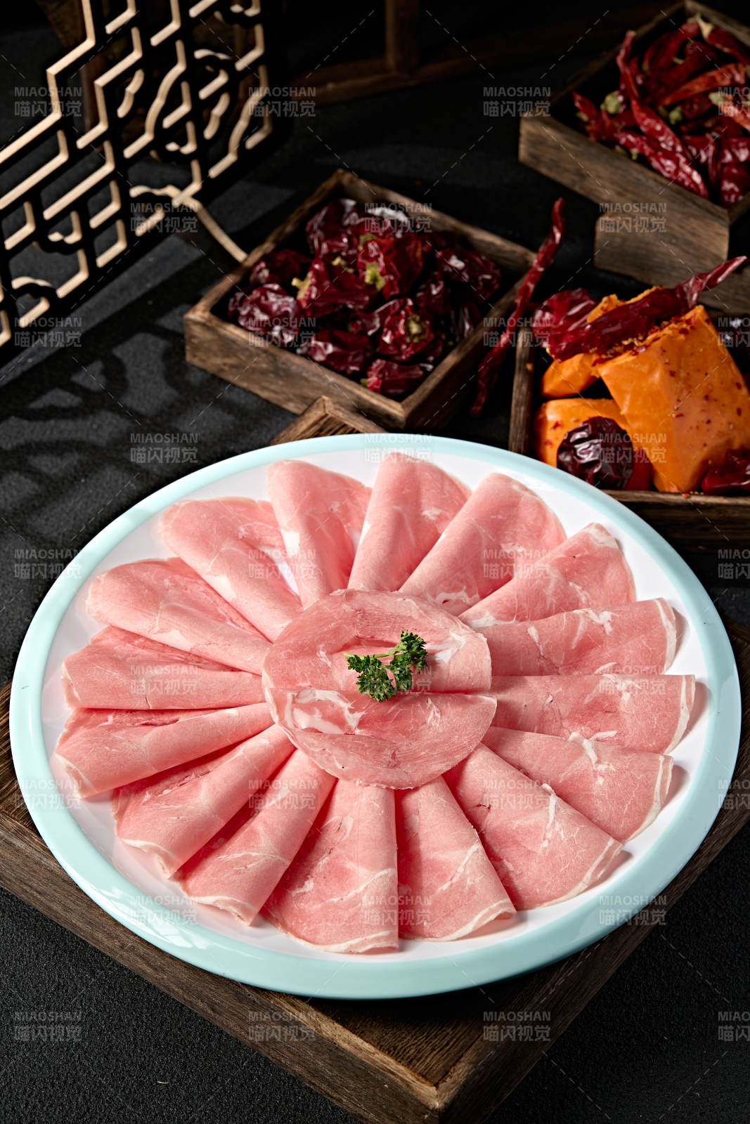 草原羔羊肉卷切片图片