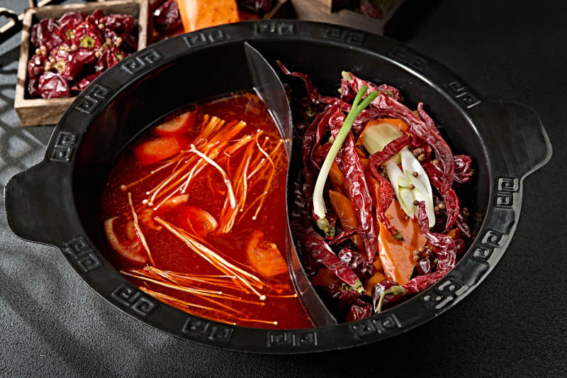 川渝火锅鸳鸯锅麻辣锅底番茄锅底图片