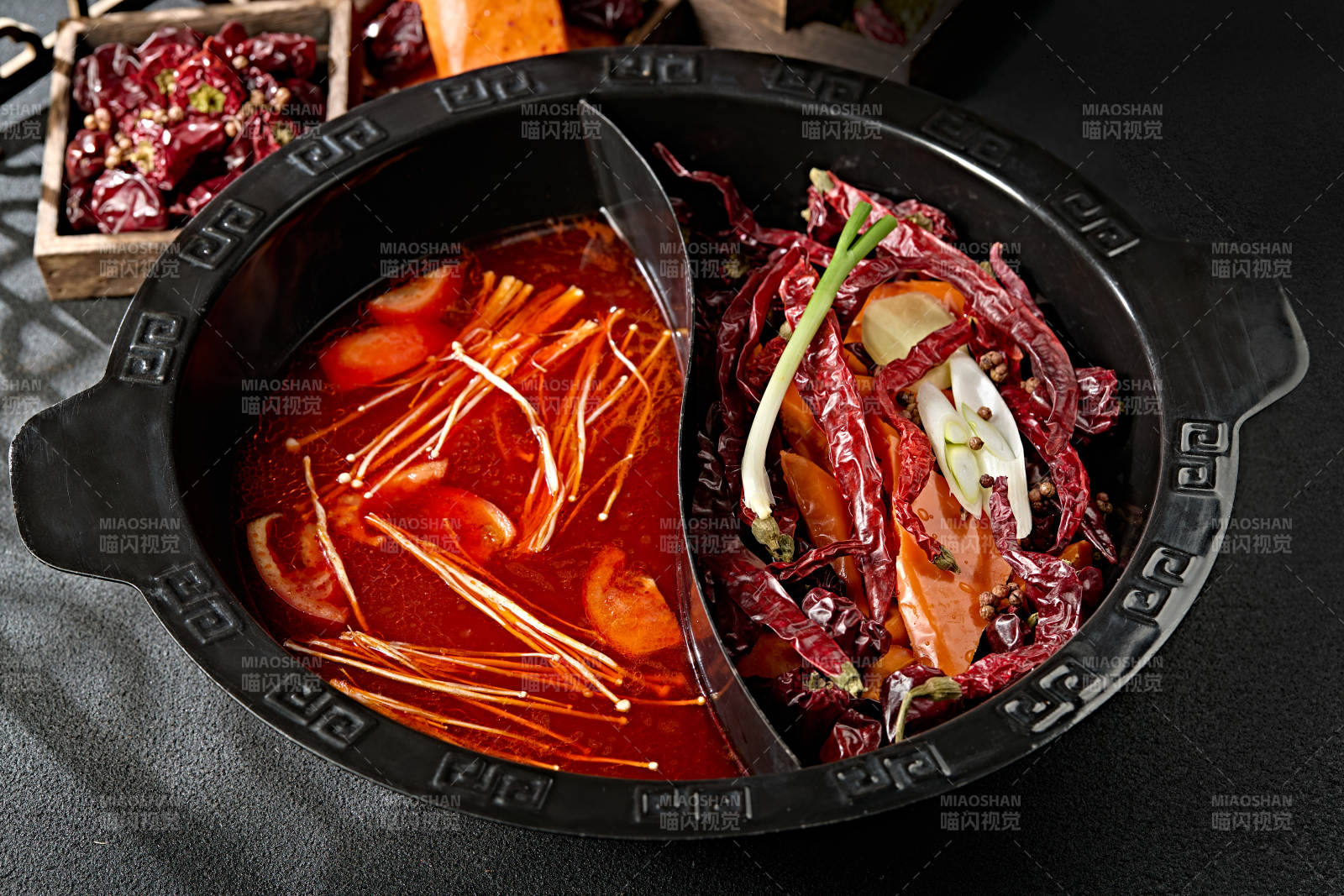 川渝火锅鸳鸯锅麻辣锅底番茄锅底图片