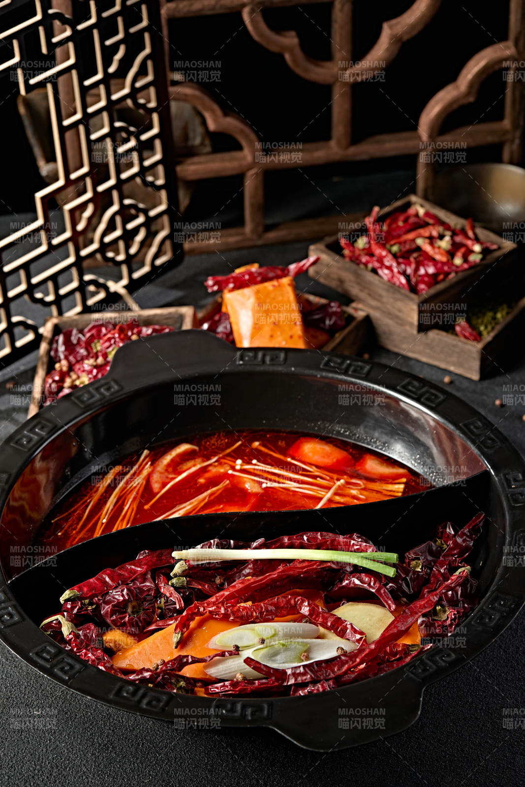 川渝火锅鸳鸯锅麻辣锅底番茄锅底图片