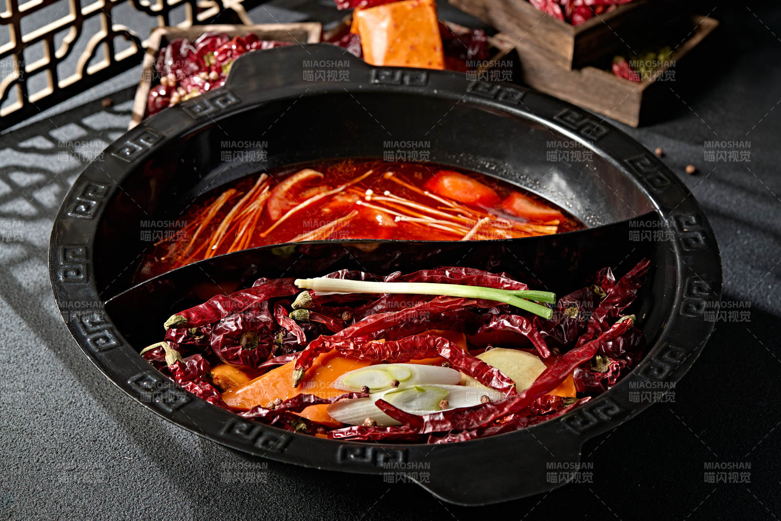 川渝火锅鸳鸯锅麻辣锅底番茄锅底图片