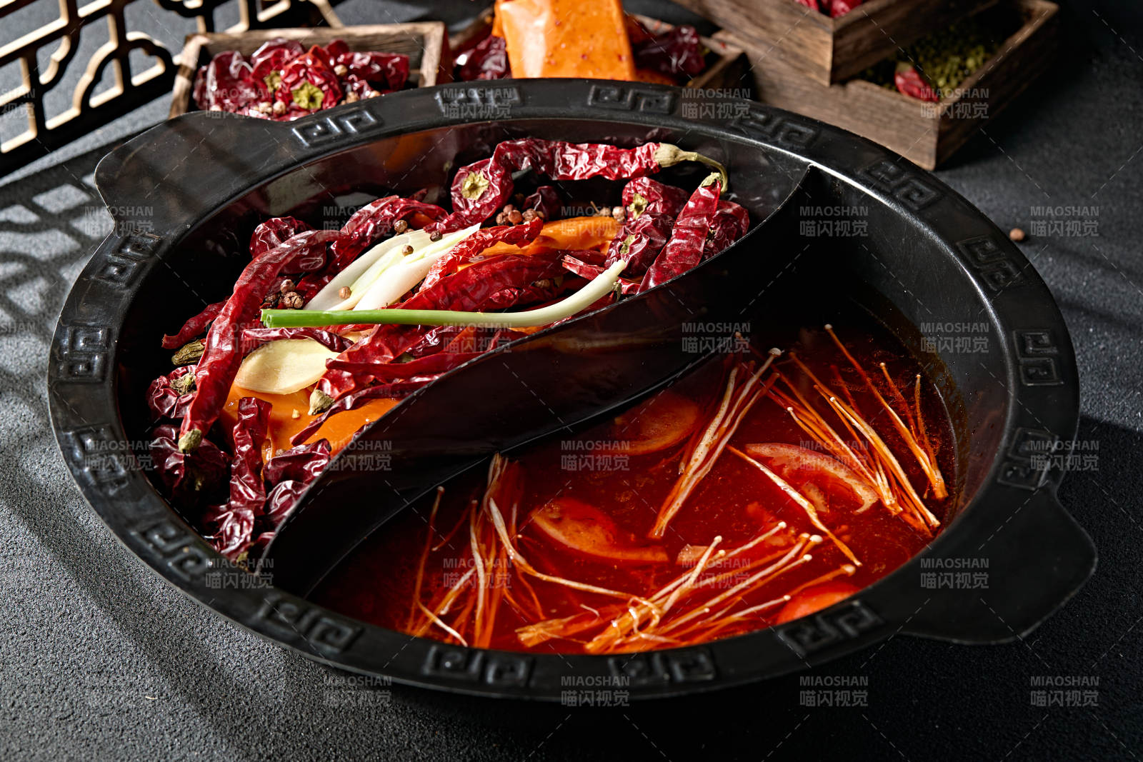 川渝火锅鸳鸯锅麻辣锅底番茄锅底图片