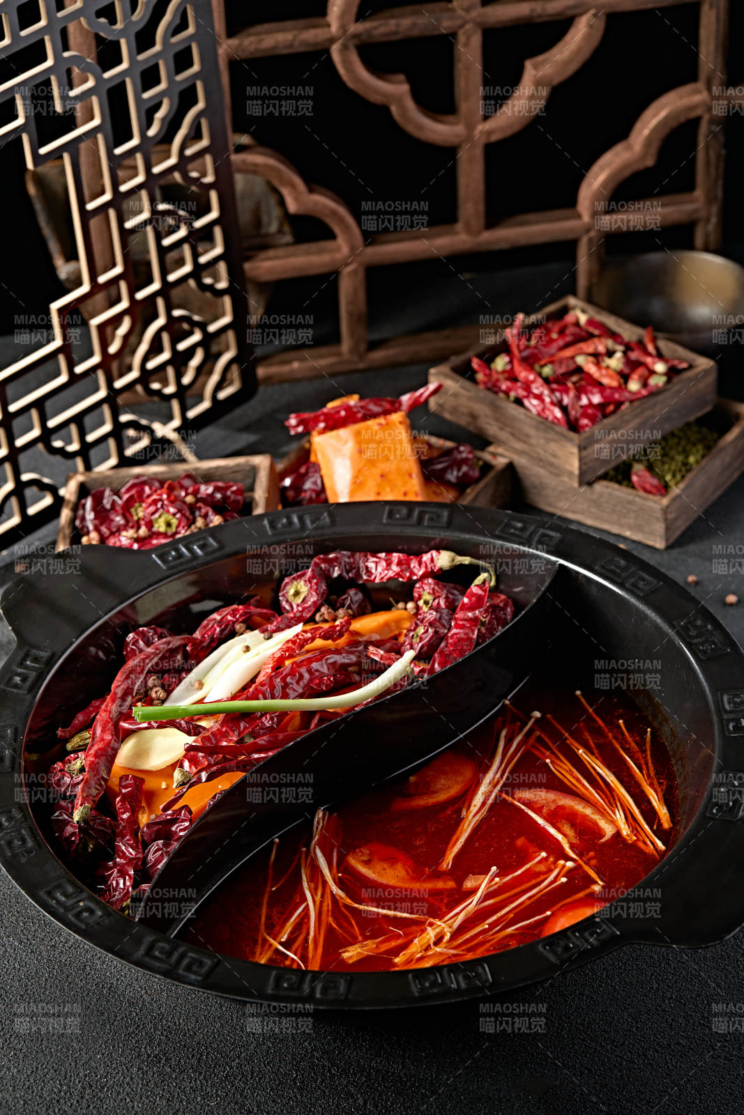 川渝火锅鸳鸯锅麻辣锅底番茄锅底图片