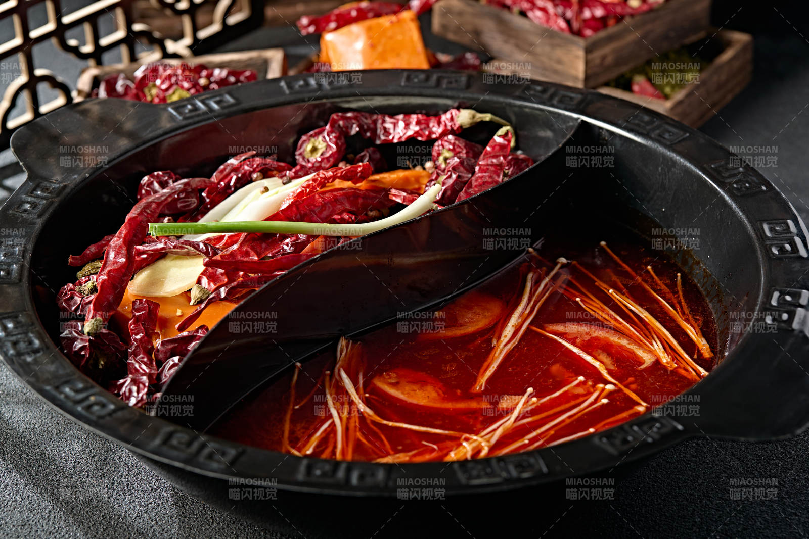 川渝火锅鸳鸯锅麻辣锅底番茄锅底图片