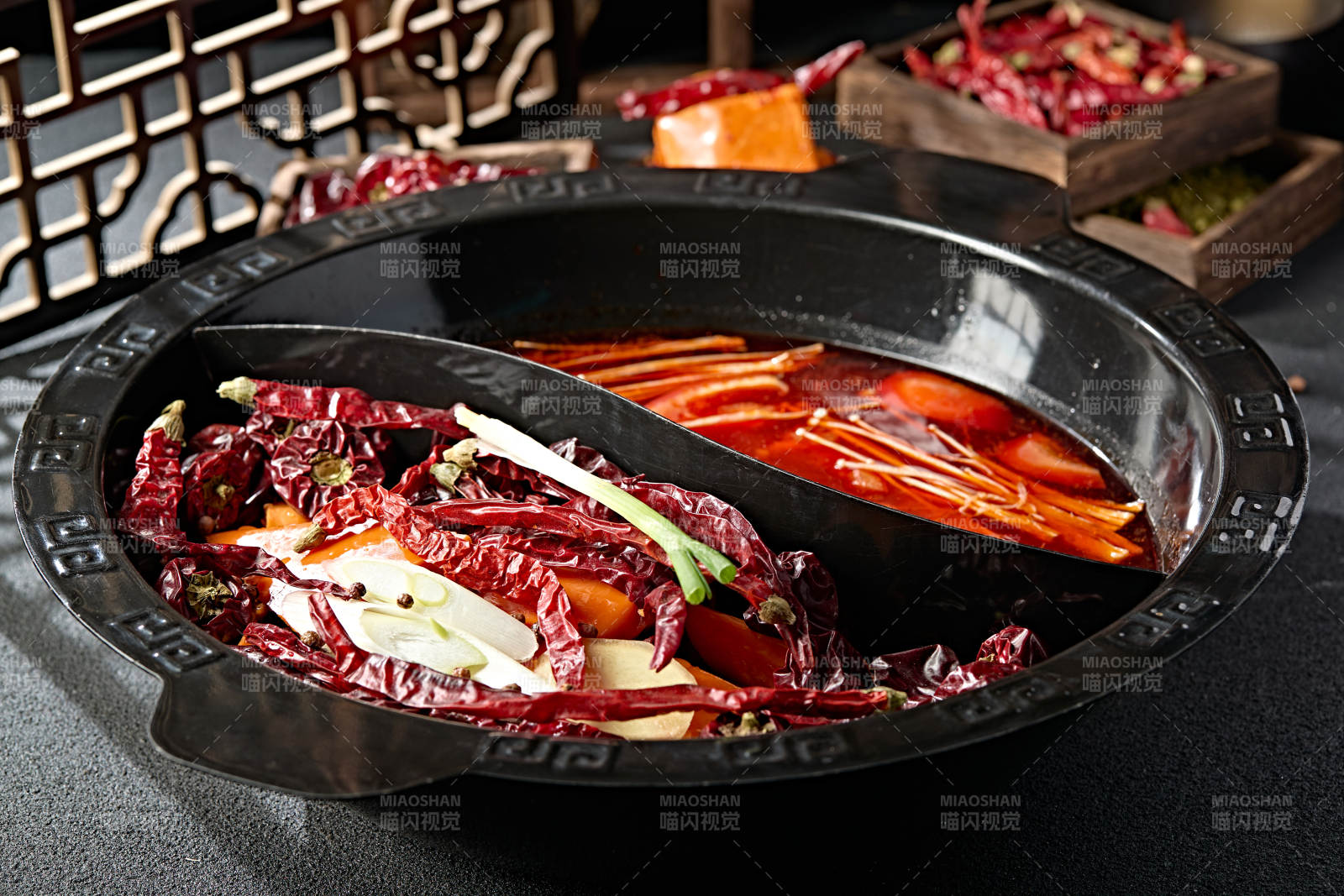 川渝火锅鸳鸯锅麻辣锅底番茄锅底图片