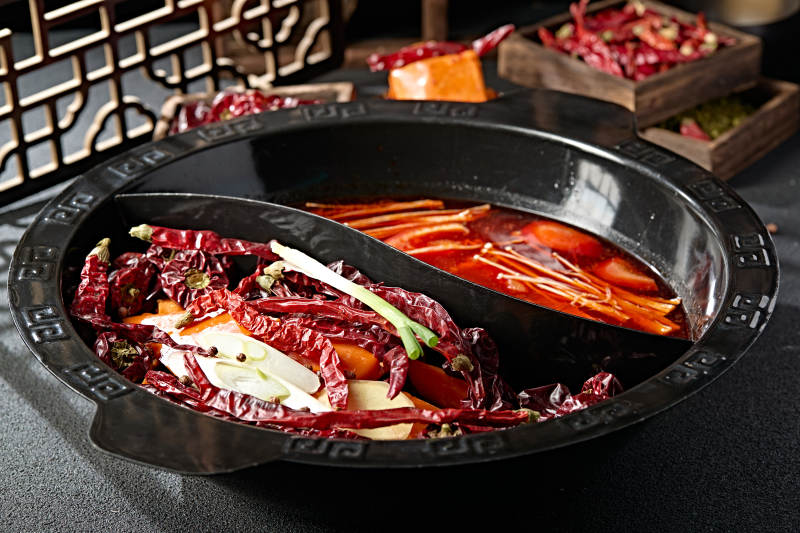 川渝火锅鸳鸯锅麻辣锅底番茄锅底图片