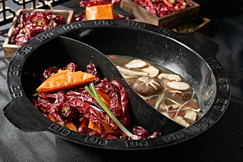 重庆火锅鸳鸯锅麻辣锅底山珍菌汤锅底图片