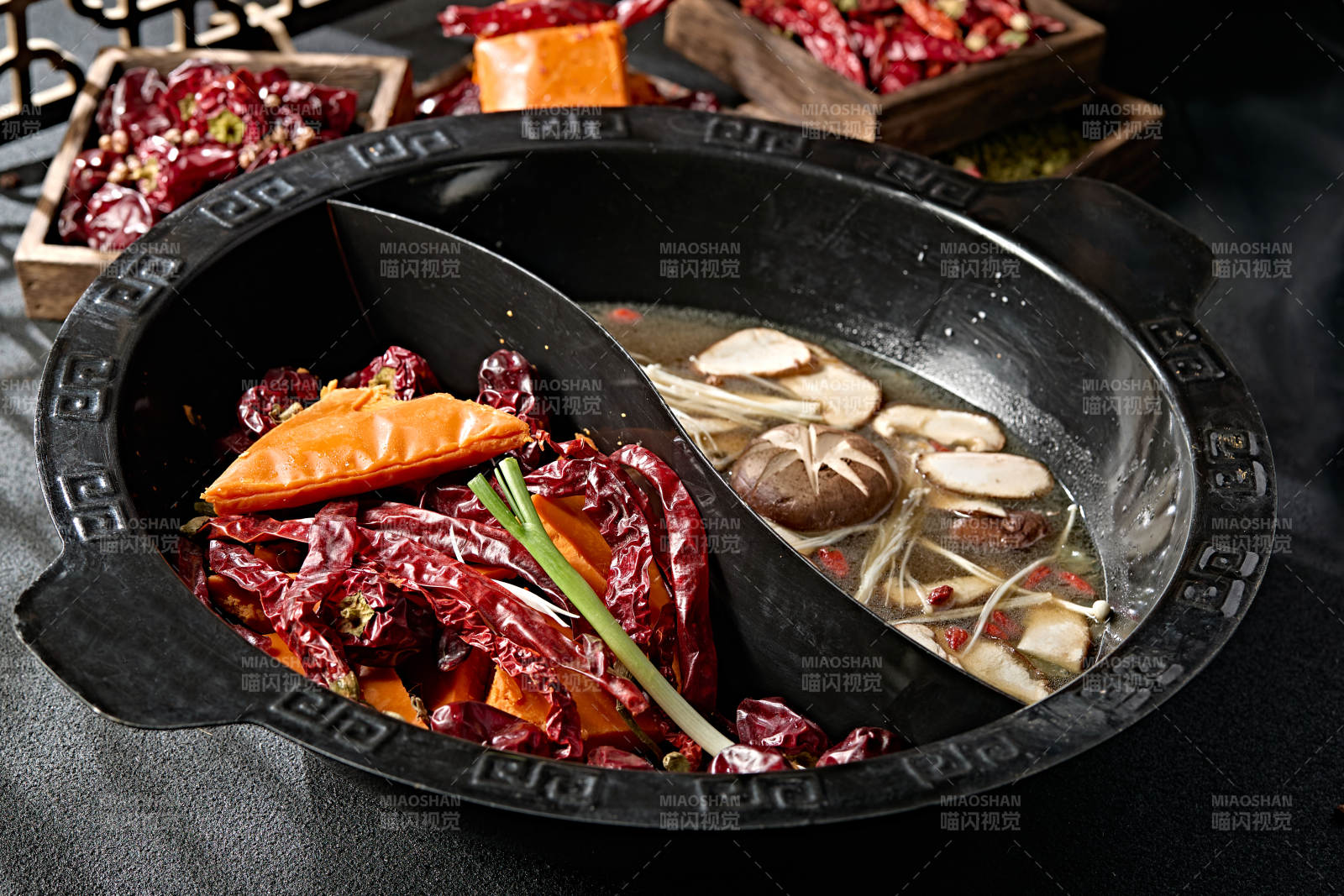 重庆火锅鸳鸯锅麻辣锅底山珍菌汤锅底图片