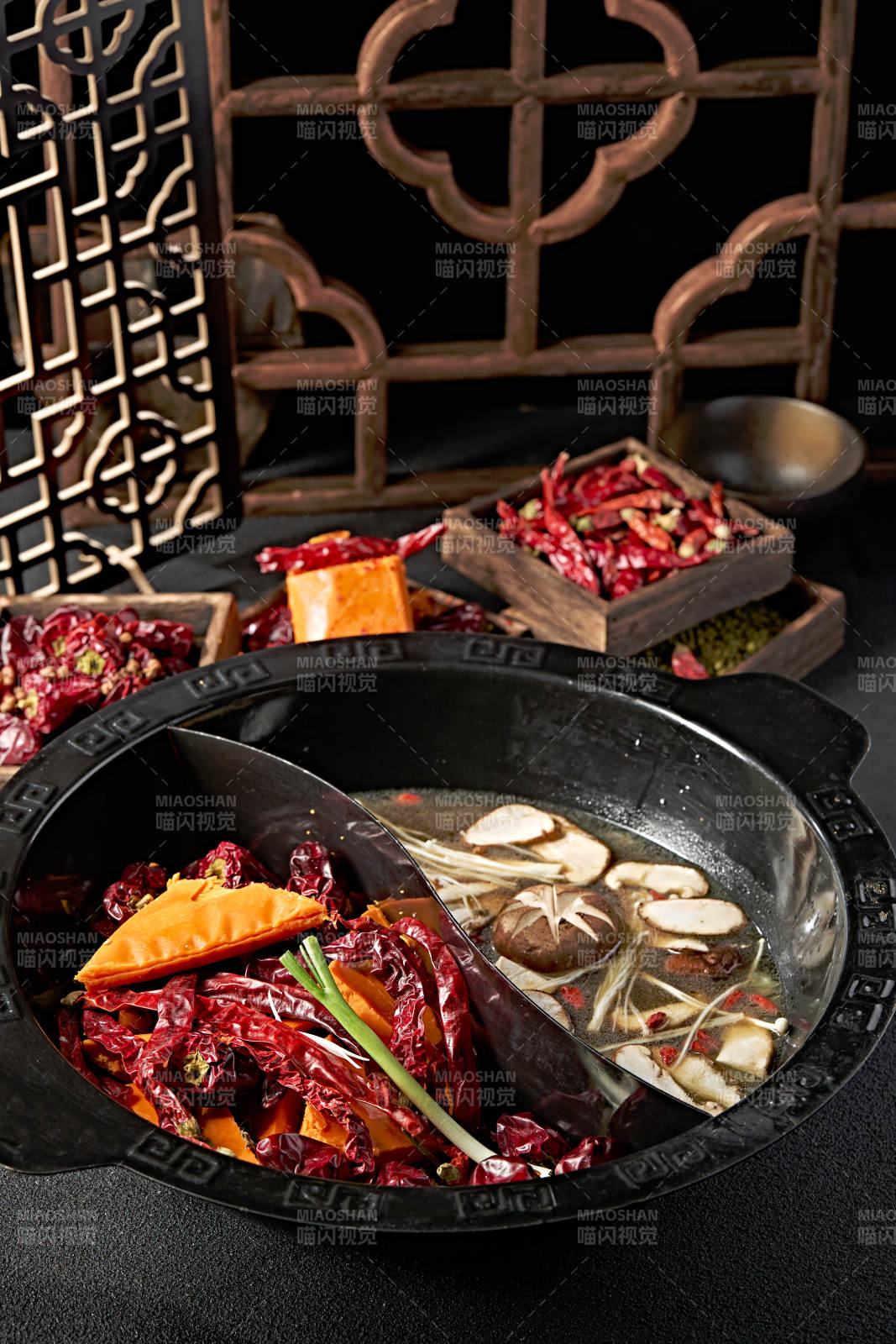 重庆火锅鸳鸯锅麻辣锅底山珍菌汤锅底图片