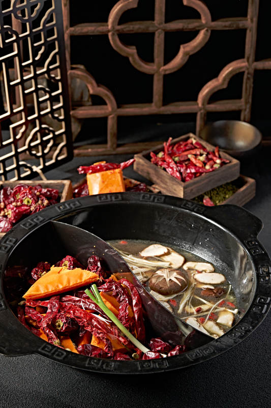 重庆火锅鸳鸯锅麻辣锅底山珍菌汤锅底图片