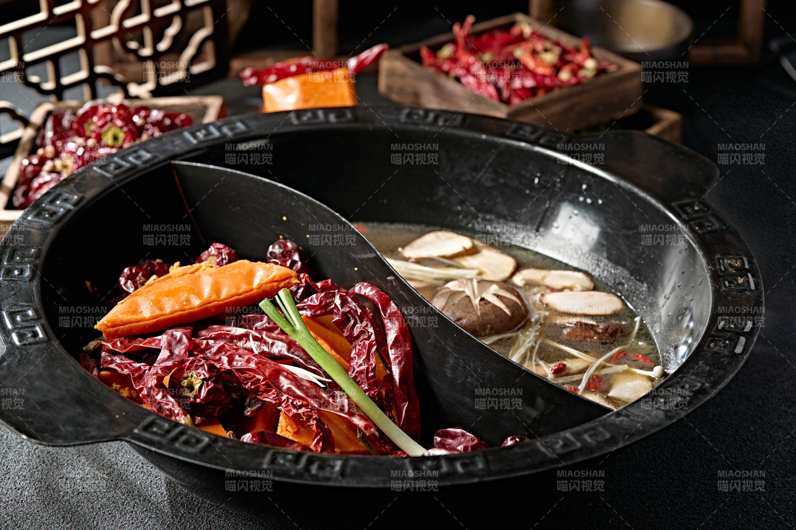 重庆火锅鸳鸯锅麻辣锅底山珍菌汤锅底图片