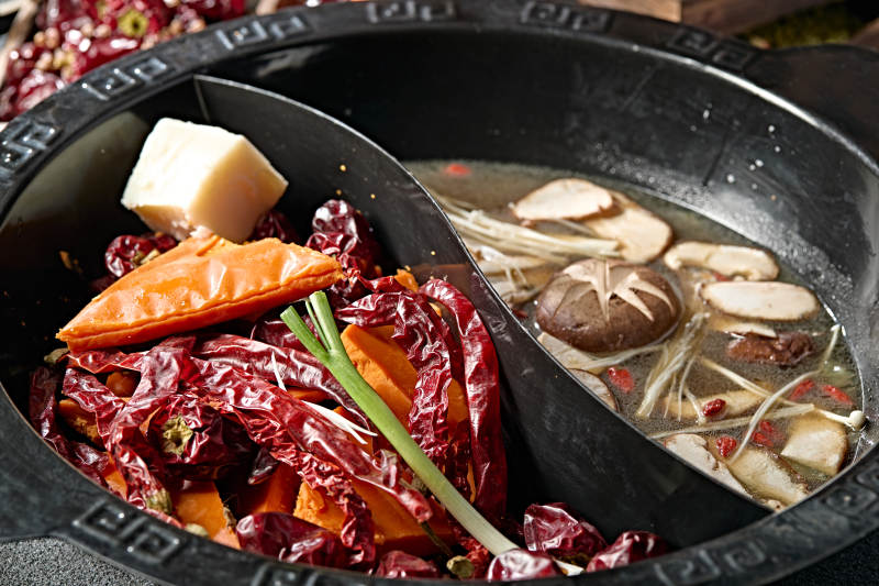 重庆火锅鸳鸯锅麻辣锅底山珍菌汤锅底图片