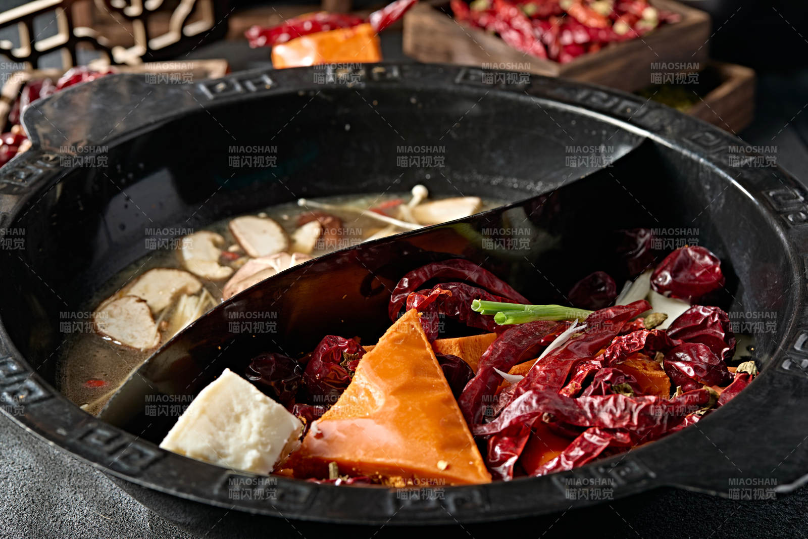 重庆火锅鸳鸯锅麻辣锅底山珍菌汤锅底图片