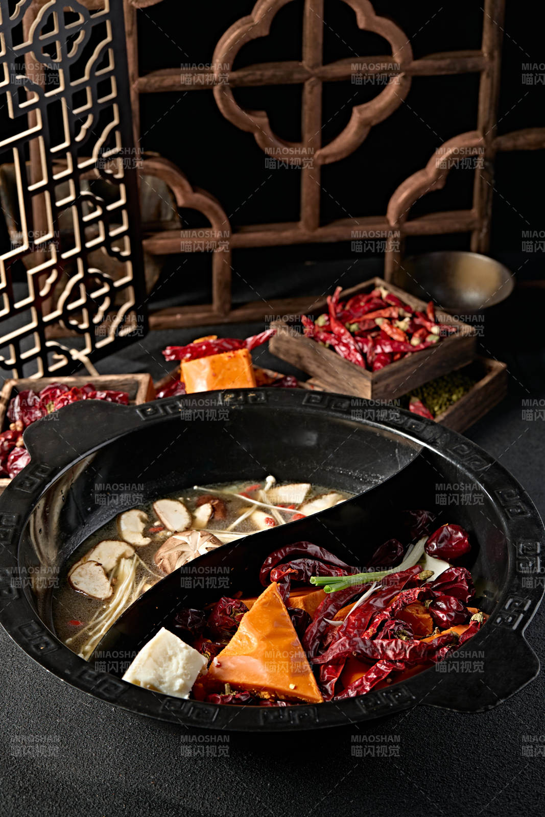 重庆火锅鸳鸯锅麻辣锅底山珍菌汤锅底图片